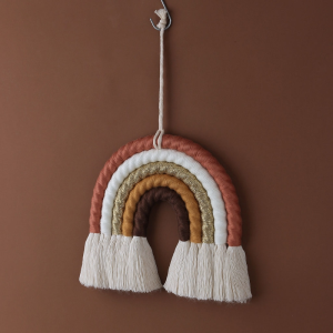 Un arc en ciel fait en macramé à la main disponible en de multiples couleurs
