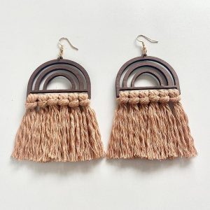 Une boucle d'oreille bohème avec une une arche en bois et un tressage en coton