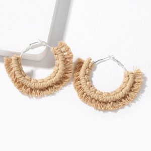 Craquez pour notre boucle d'oreille circulaire en macramé avec son fin tissage en coton