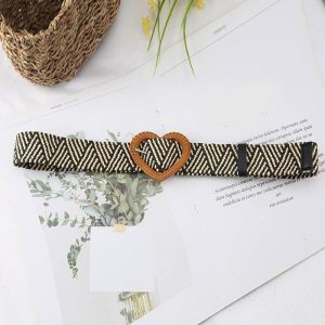 Une mignonne petite ceinture style hippie en osier et sa boucle en forme de cœur