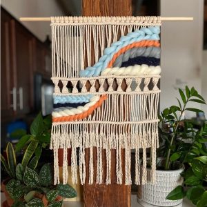 Un macramé mural en coton et laine fait main et coloré