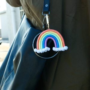 Un arc-en-ciel en porte clé fait en coton macramé et zinc