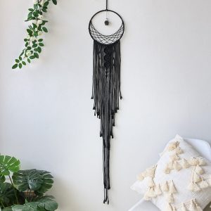 Un macramé noir en attrape rêve disponible en plusieurs formes