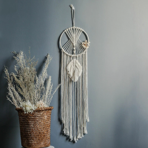 Voici notre attrape rêves disponible en deux versions, plume ou perles