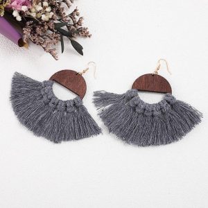 Voici la paire de boucle d'oreille de maison macramé faite main en coton et bois