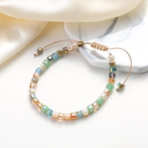 Apportez de la couleur avec notre bracelet en macramé et ses trois variantes de couleur
