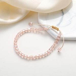 Deux nuances de rose pour un bracelet en macramé parfait