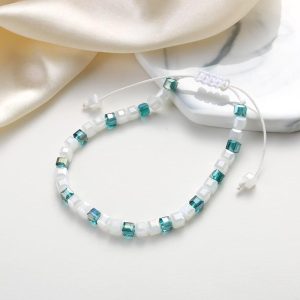 Un bracelet en macramé bicolore bleuté