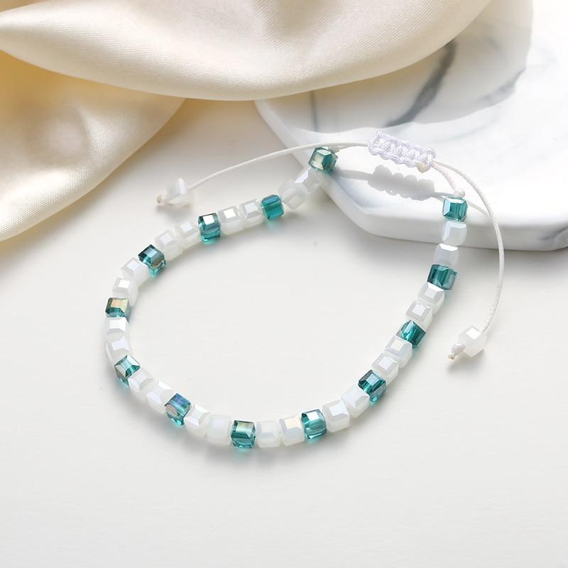 Un bracelet en macramé bicolore bleuté