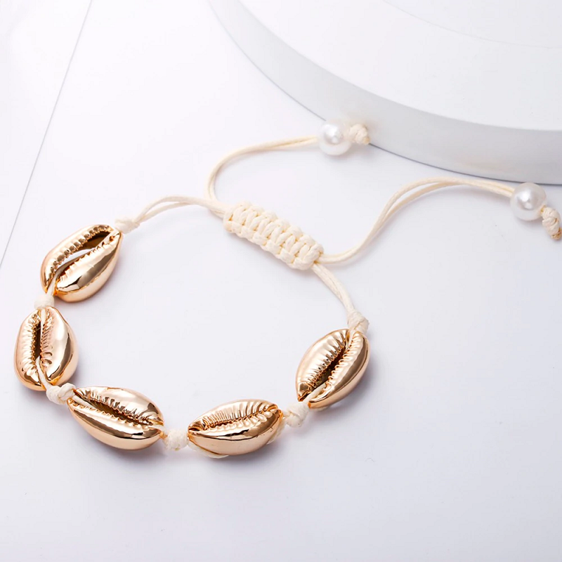 Adoptez l'atout de charme du moment avec notre bracelet macramé à coquillages