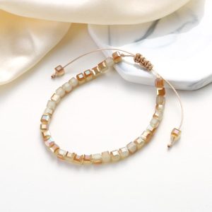 Un bracelet avec tissage fin et un fermoir en macramé coulissant