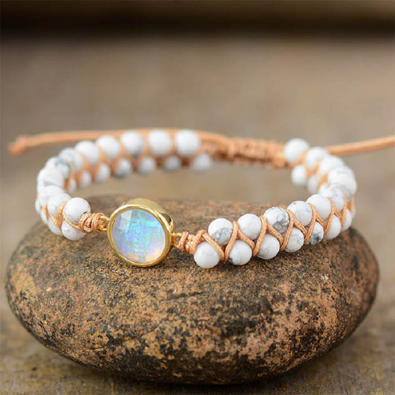 Bracciale in macramè e perle - immagine 2