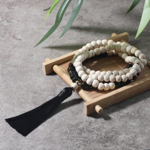 Un beau collier Mala en bois et pierres naturelles dans le style bohème du macramé