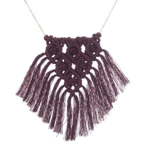 C'est le collier macramé par excellence avec son large tissage fait main sur sa chaine en zinc