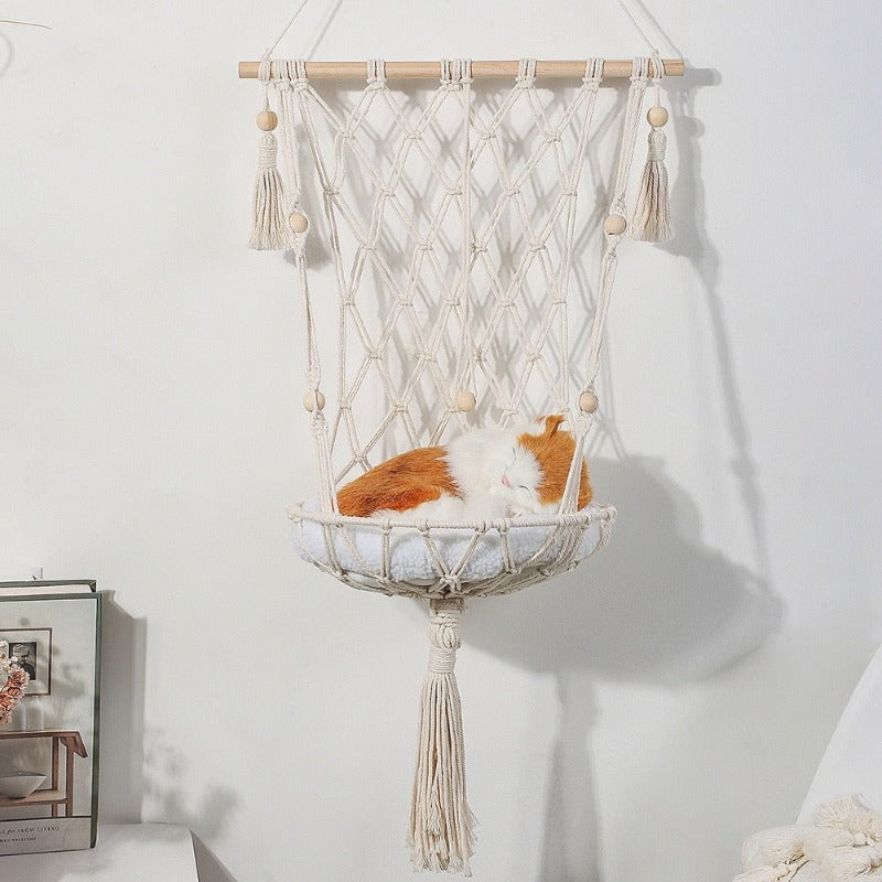 Un hamac en macramé pour chat disponible en plusieurs couleurs