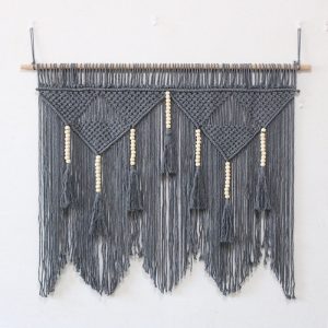 Un magnifique macramé mural de couleur grise et de grande taille fait en coton