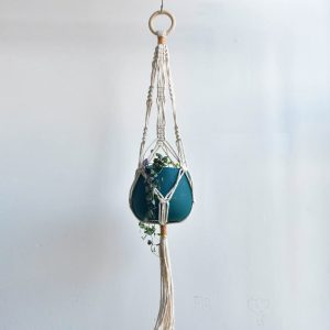 Craquez pour une petite suspension pour plante en macramé faite main