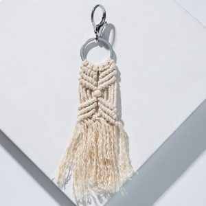 Un classique de l'esprit bohème avec ce porte clé macramé et perles tissé en coton naturel
