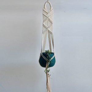Un porte plante en macramé blanc fait main en coton