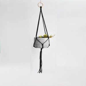 Une fine suspension pour plante en macramé en coton noir