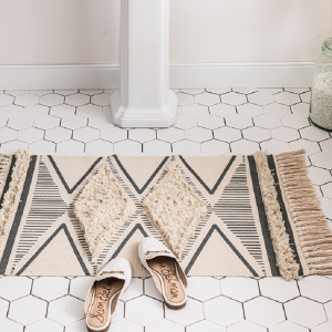 Un tapis en macramé noir et blanc rectangulaire en coton