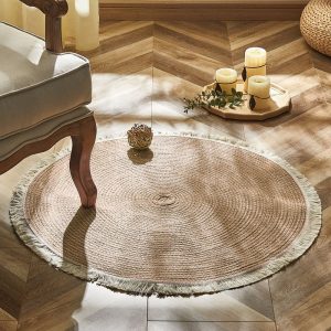 Un tapis rond en macramé en toile de jute et coton