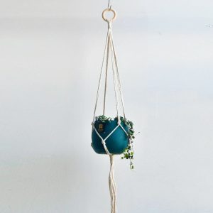 Un magnifique tissage en macramé porte plante